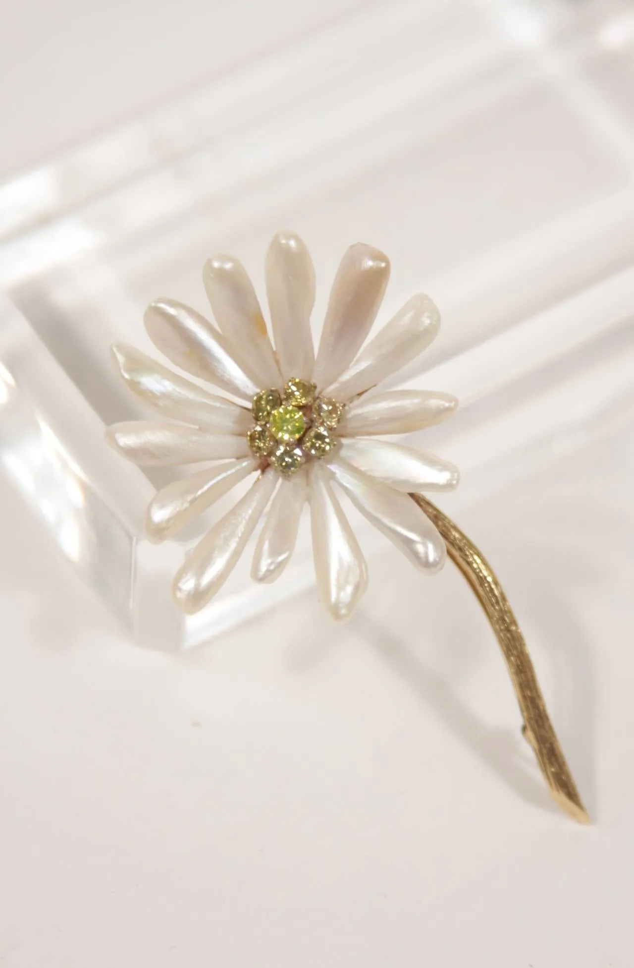 Diamond 14 Karat Gold Petal Daisy Brooch