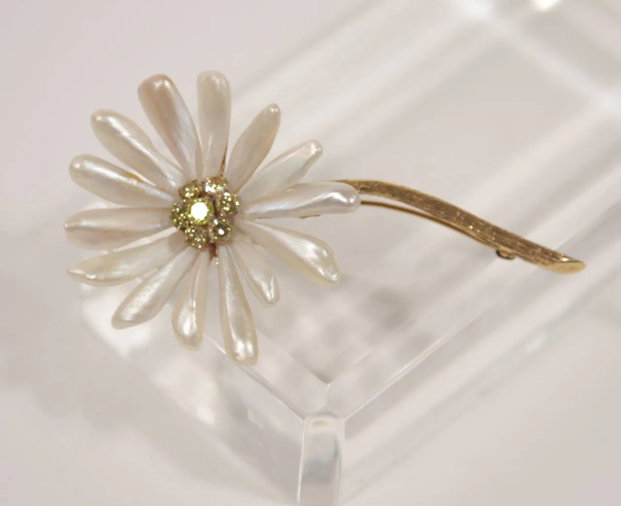 Diamond 14 Karat Gold Petal Daisy Brooch