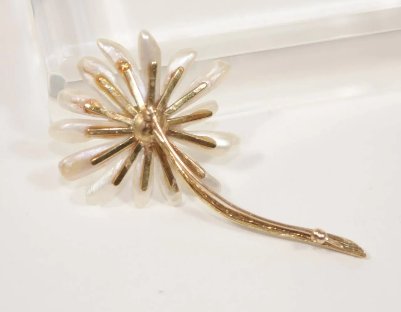 Diamond 14 Karat Gold Petal Daisy Brooch