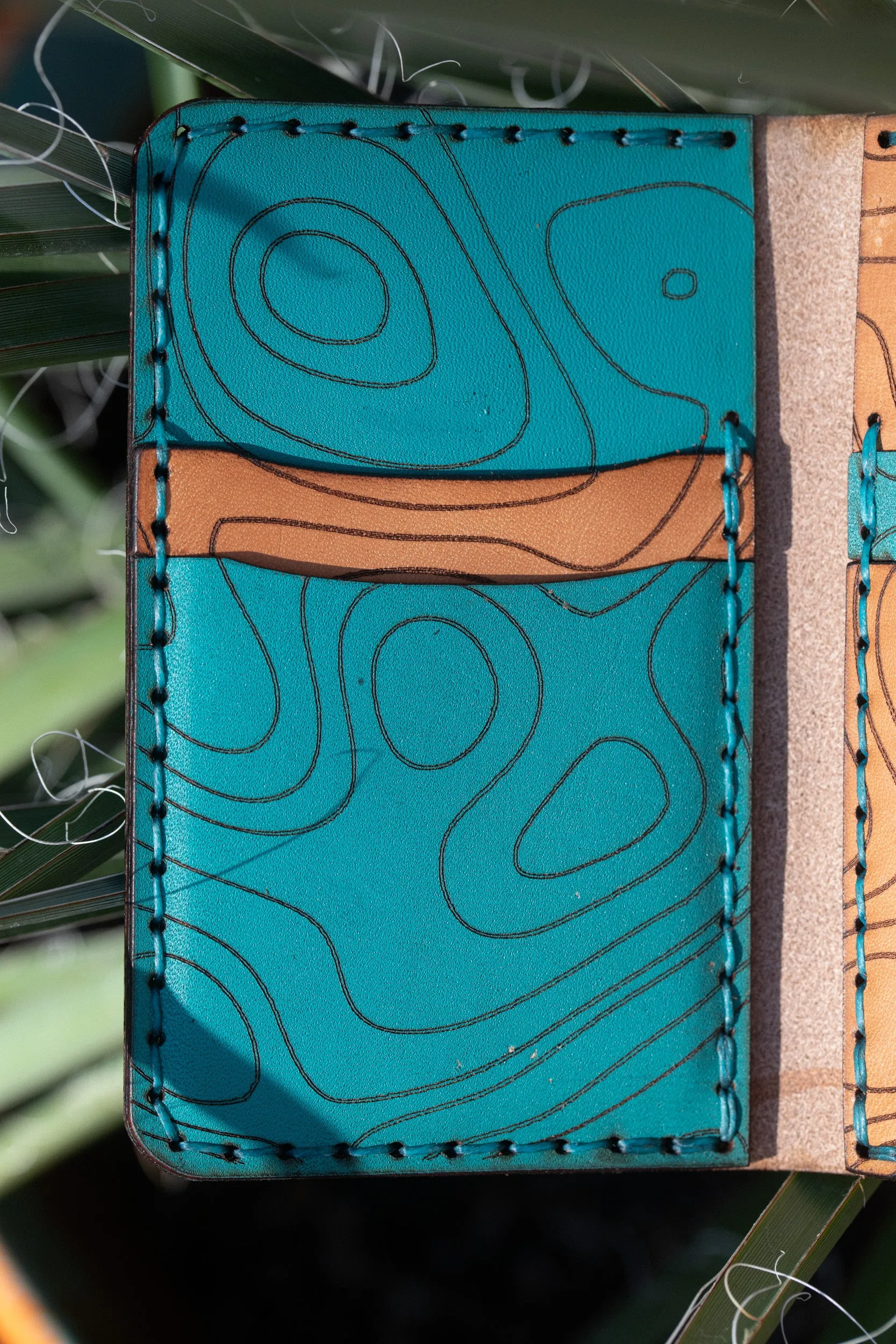 Vertical Wallet - Topo Sand & Sea